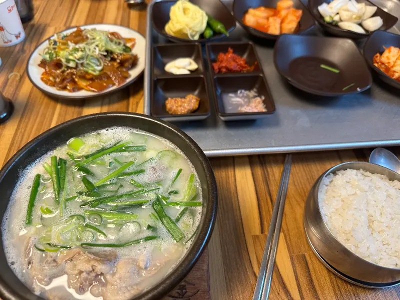 뽀얀 국물에 부추가 듬뿍 올려진 돼지국밥