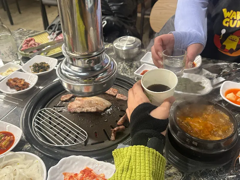 환풍시설이 잘 갖춰진 깔끔한 테이블