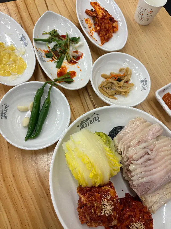 싱싱한 채소와 곁들임 반찬들