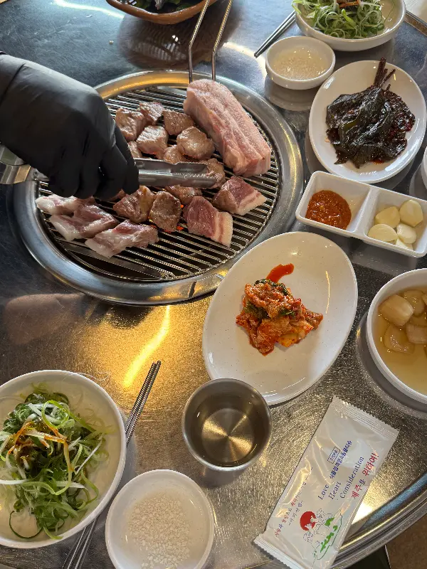 전문가의 손길로 구워지는 흑돼지