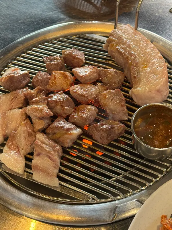 숯불 위에서 익어가는 흑돼지