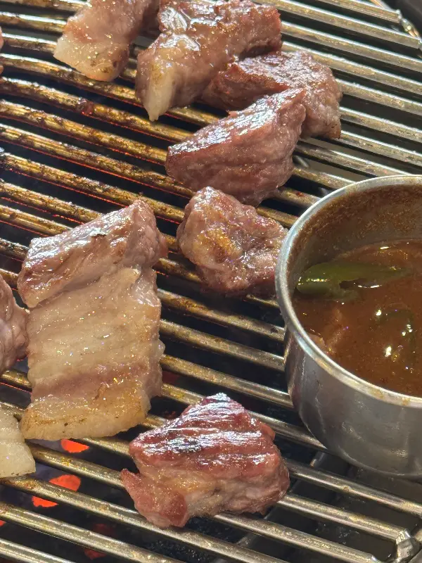 멜젓에 찍어 먹는 흑돼지