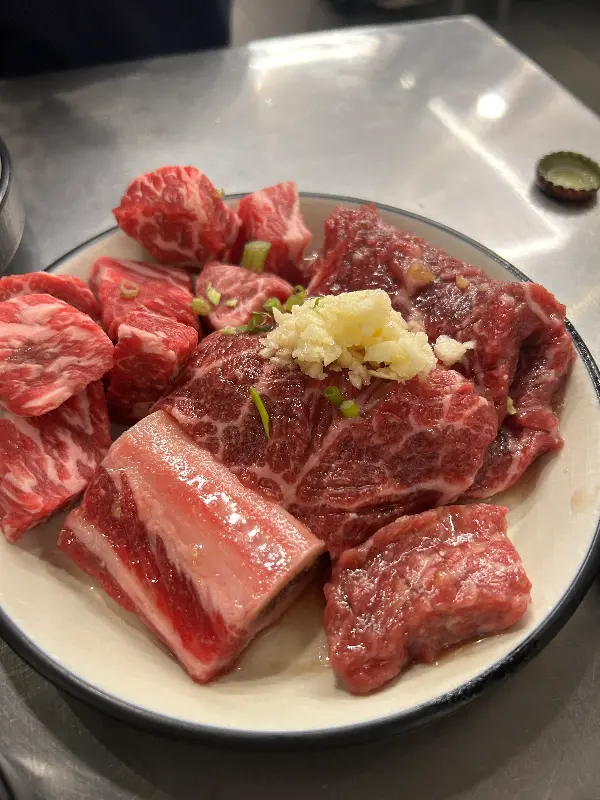마늘 양념이 듬뿍 올려진 소갈비살