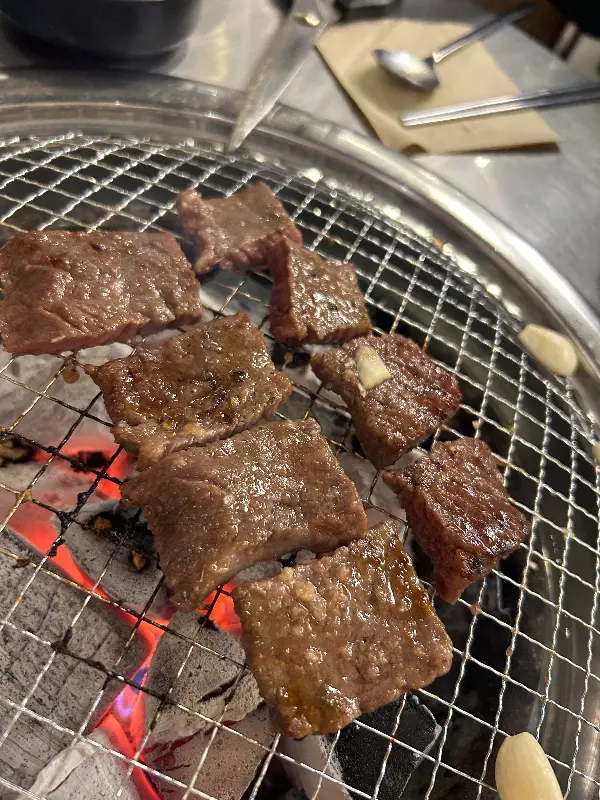 숯불 위에서 익어가는 깍둑 꽃갈비살
