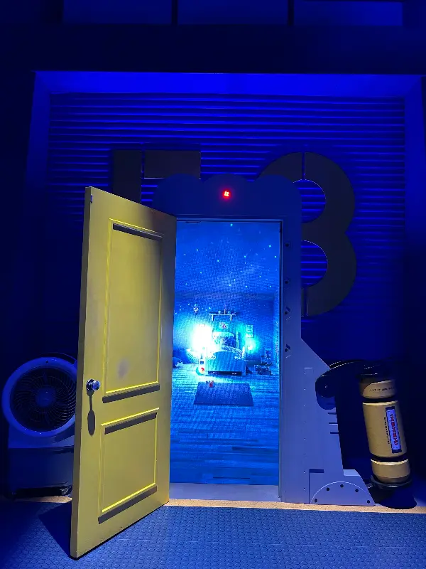 삼겹살, 버섯, 김치가 함께 구워지는 모습