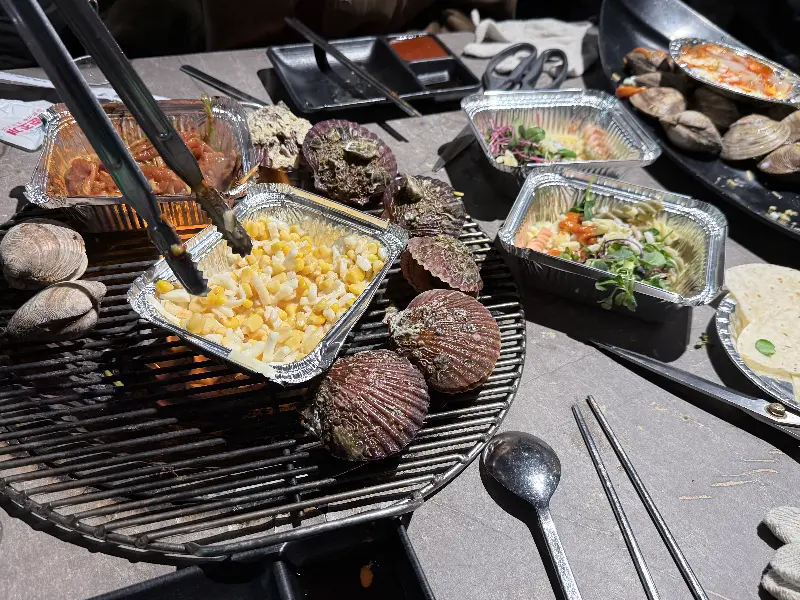 불판 위 사이드 메뉴