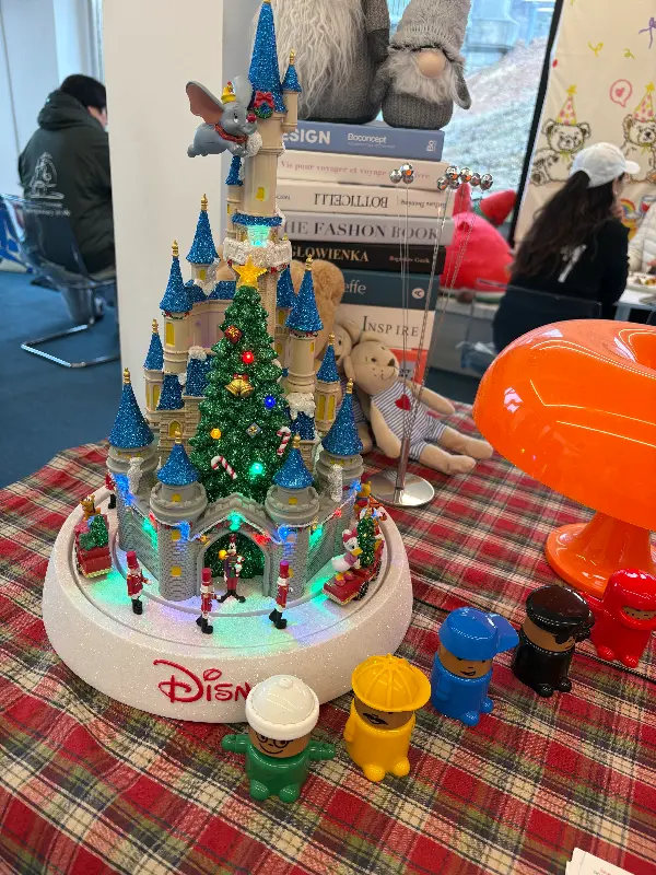 크리스마스 분위기를 더하는 아기자기한 디즈니 캐릭터 장식