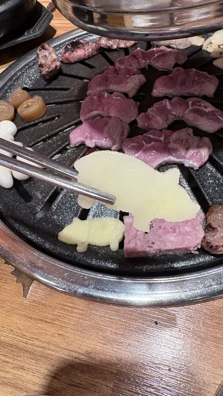 불판 위 뽈살과 돼지감자