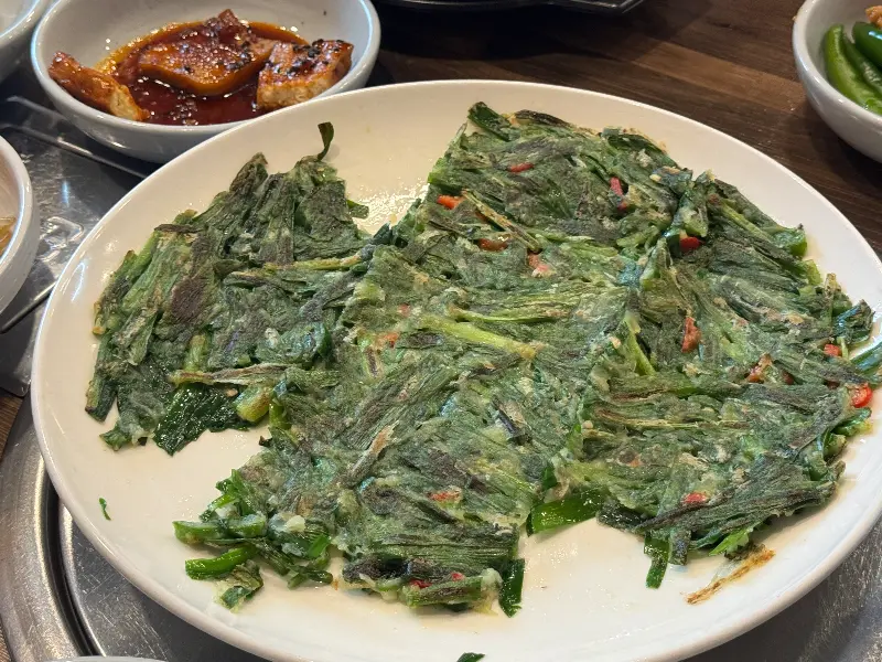 영천돌메기매운탕 정평점 밑반찬 - 부추전