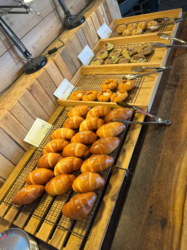 갓 구워져 나온 소금빵