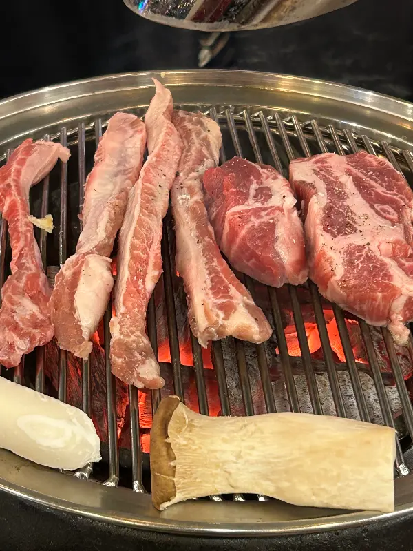 숯불 위에서 구워지는 돼지고기