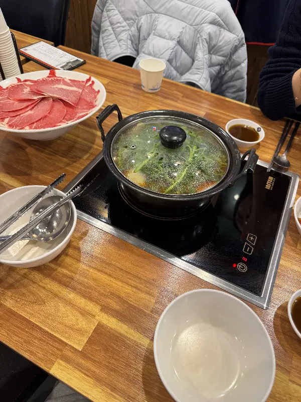 깔끔하게 정돈된 테이블과 샤브샤브 냄비