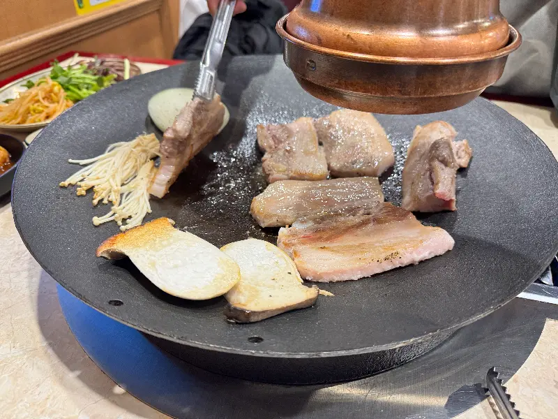 솥뚜껑에 구워지는 삼겹살