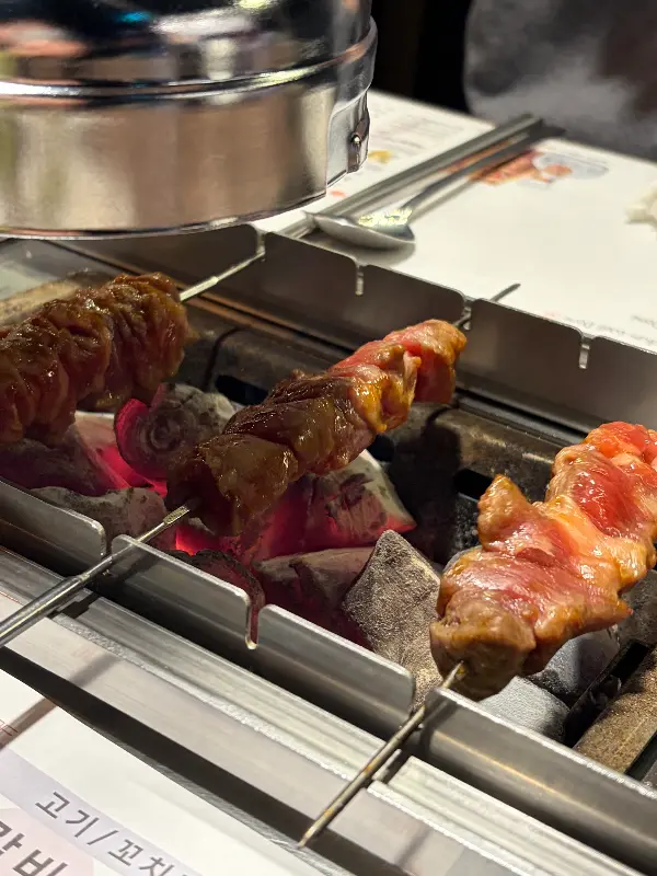 숯불 위에서 익어가는 왕양꼬치
