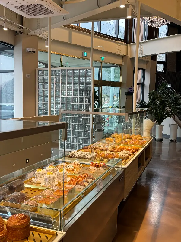 다양한 빵이 진열된 쇼케이스