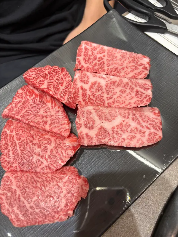 노릇하게 구워진 삼겹살의 클로즈업 샷