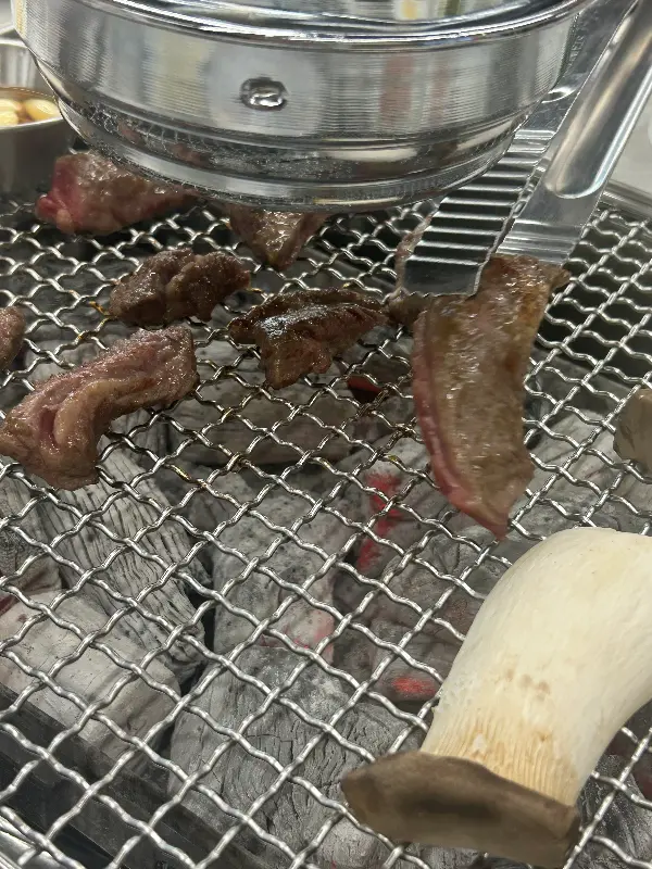 숯불 위에서 익어가는 장어