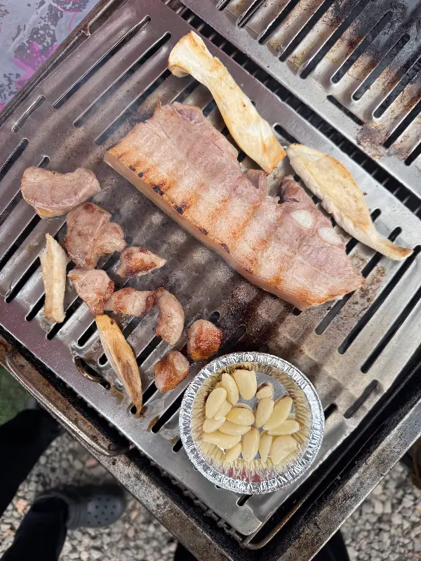 숯불 위에 구워지는 고기