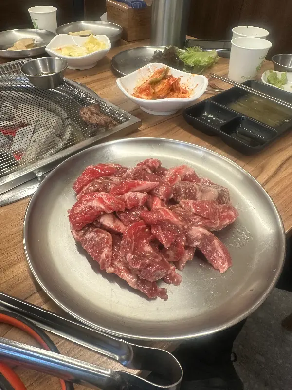 푸짐한 한 상 차림. 소갈비살과 밑반찬의 조화가 훌륭하다.