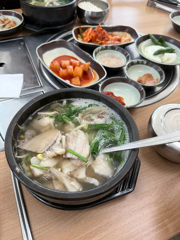 테이블 위의 순대국밥