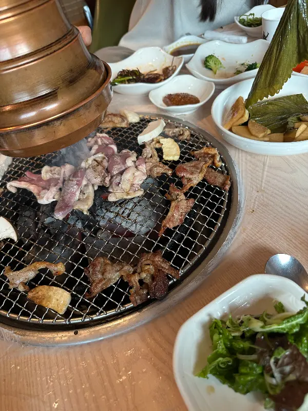 참숯 위에서 구워지는 오리고기