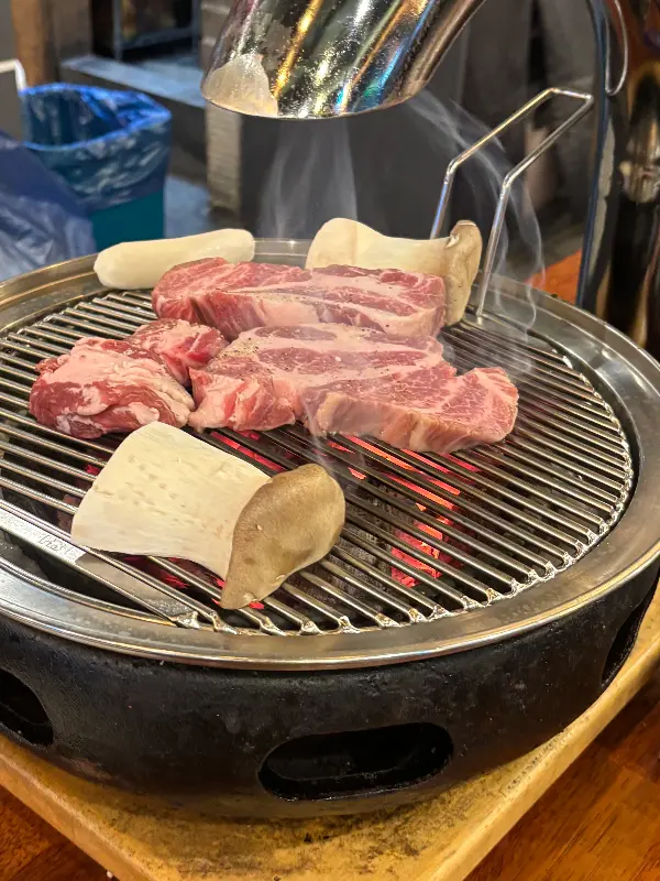 숯불 위에서 구워지는 꽃목살