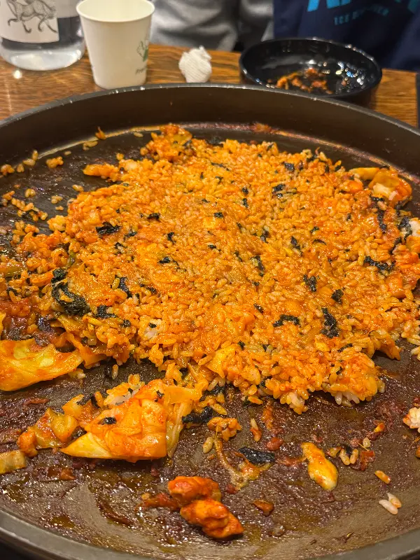 닭갈비 양념에 볶아진 볶음밥의 먹음직스러운 모습