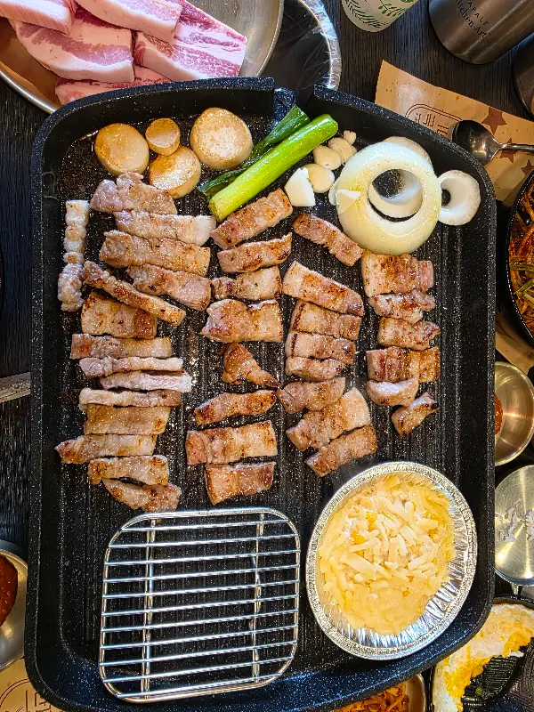 고추장 삼겹살 굽는 모습