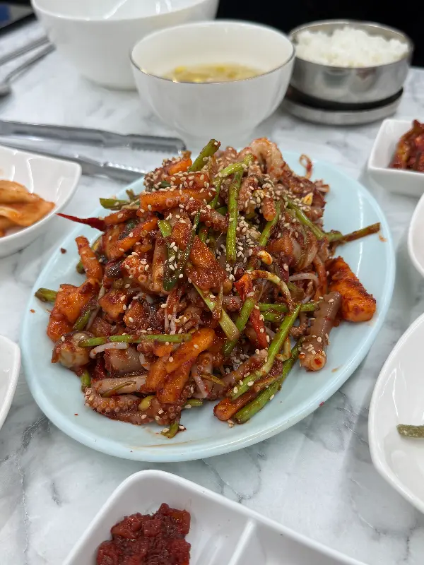 정갈하게 담긴 다양한 밑반찬들