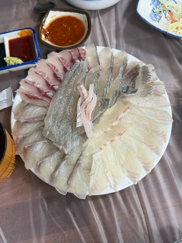 다채로운 식감을 자랑하는 모듬회 한 상