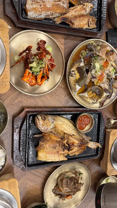 돌판 위에 구워져 나오는 다양한 생선구이