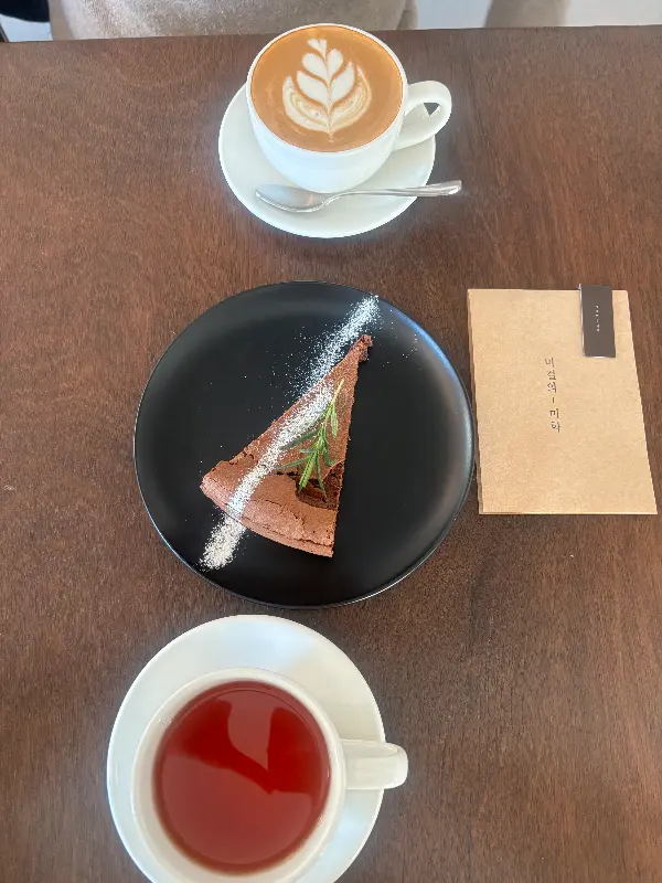 음료와 디저트 전체샷