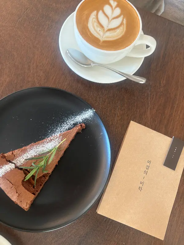 결심 음료와 초콜릿 케이크