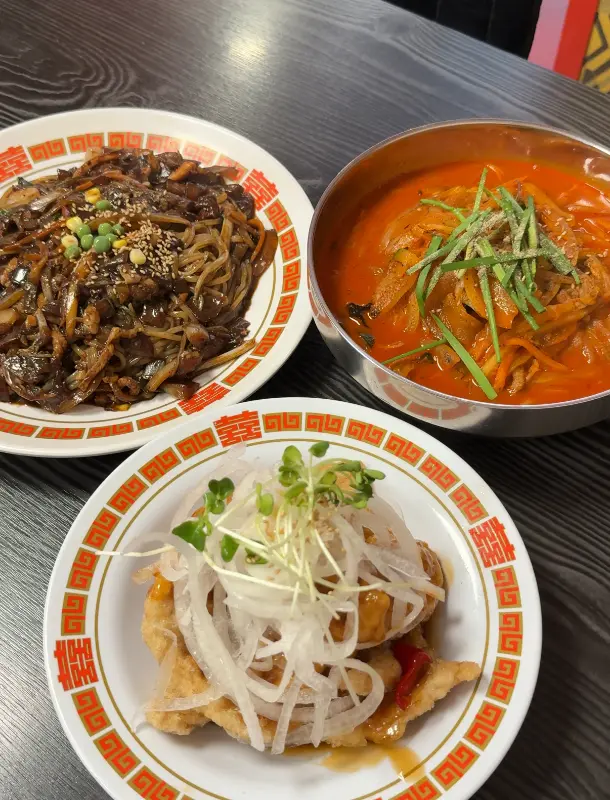 테이블 가득한 음식