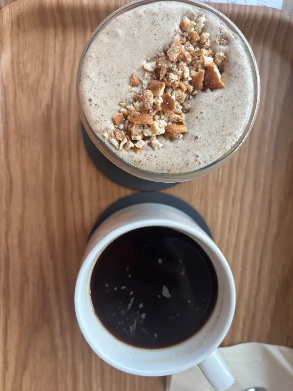 시그니처 브라운과 아메리카노