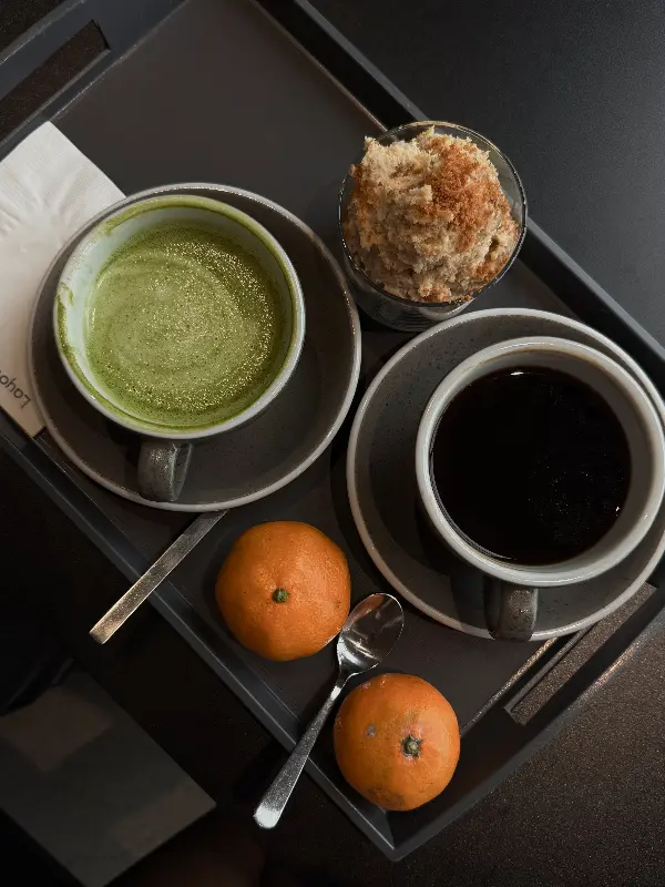 레이오버의 디플로마 라떼와 피스타치오 커스터드