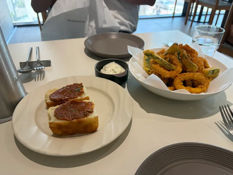 테이블 위에 놓인 스테이크