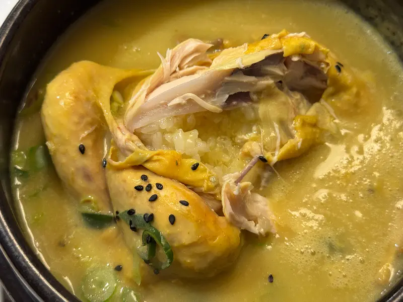 윤기가 자르르 흐르는 삼계탕