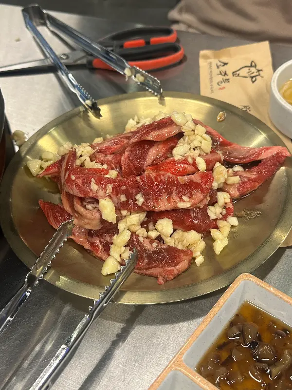 마늘이 듬뿍 올라간 갈빗살