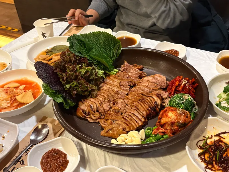 정갈한 오리보쌈 한상차림