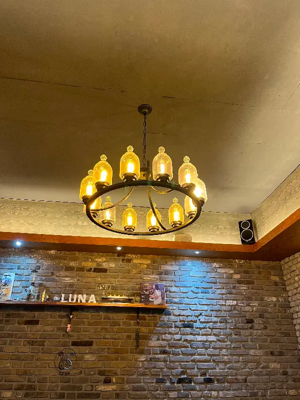 카페 루나의 앤티크한 샹들리에