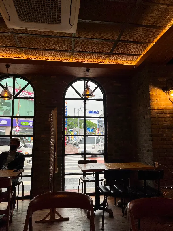 카페 루나의 아치형 창문과 테이블