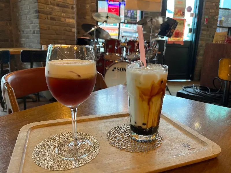 아인슈페너와 음료가 놓인 테이블과 드럼 세트