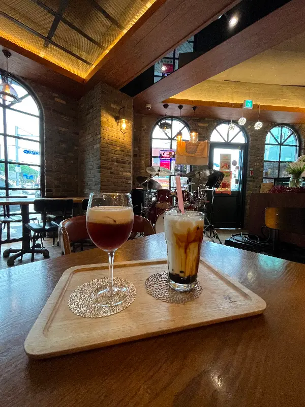 아인슈페너와 음료가 놓인 테이블