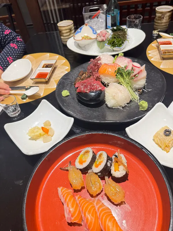 가지런히 놓인 젓가락과 식기