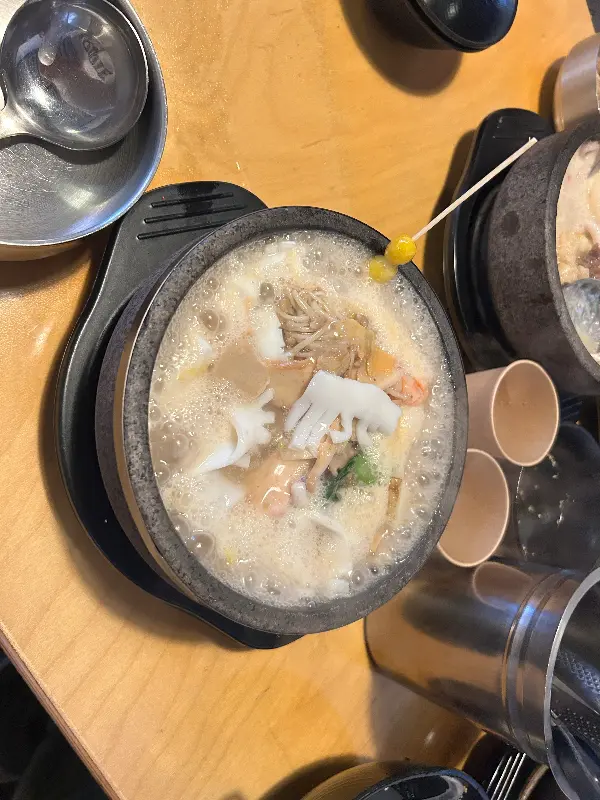 돌솥에 담겨 나온 누룽지탕