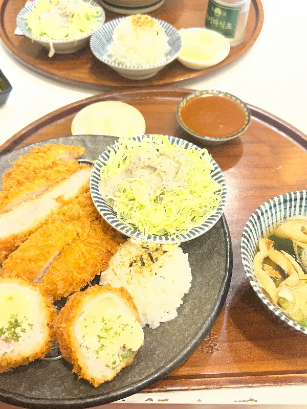 돈까스 정식 한 상 차림