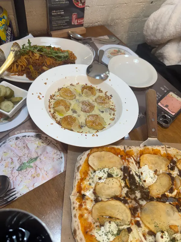 다양한 메뉴를 한 상 가득