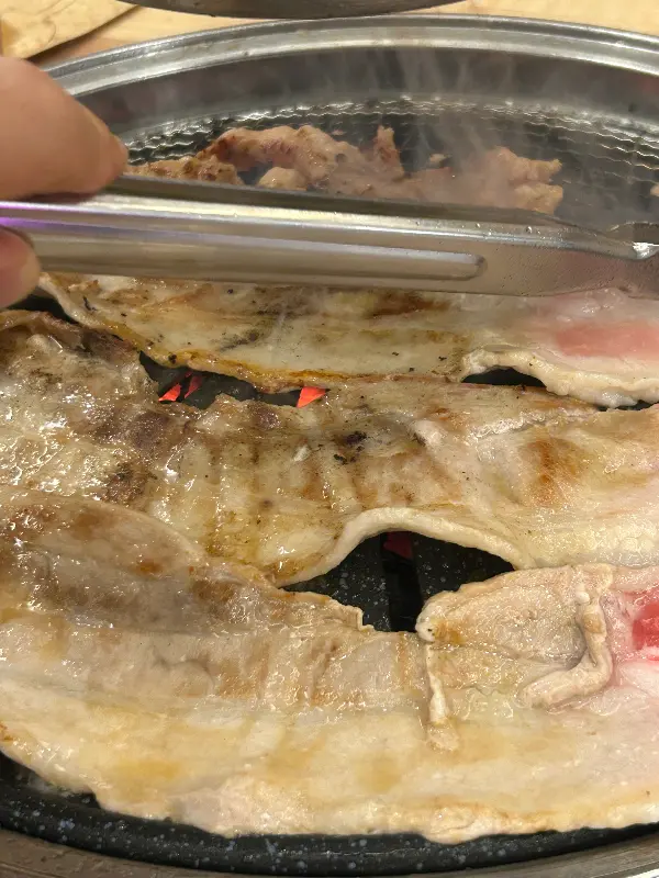 숯불 위에서 익어가는 삼겹살