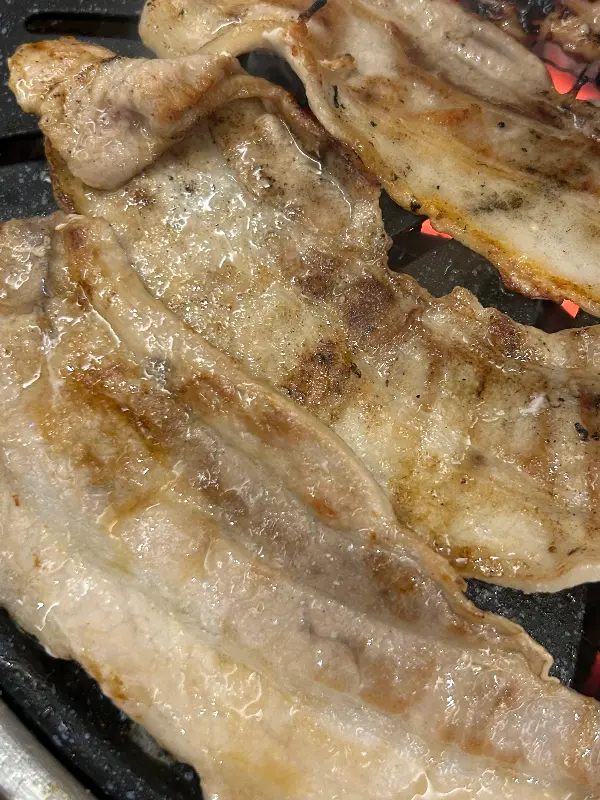 노릇하게 익은 삼겹살 클로즈업
